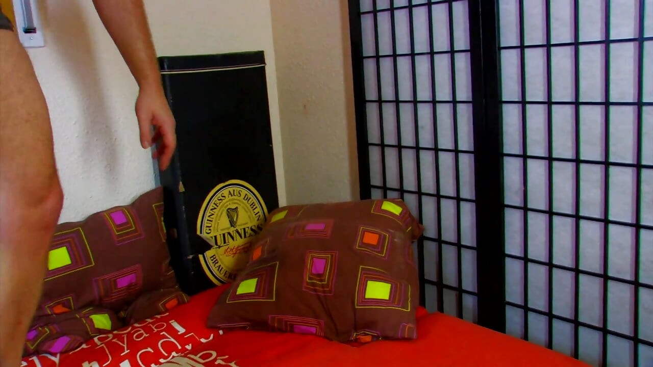 فتاة بريئة تنيك بقوة في مؤخرتها