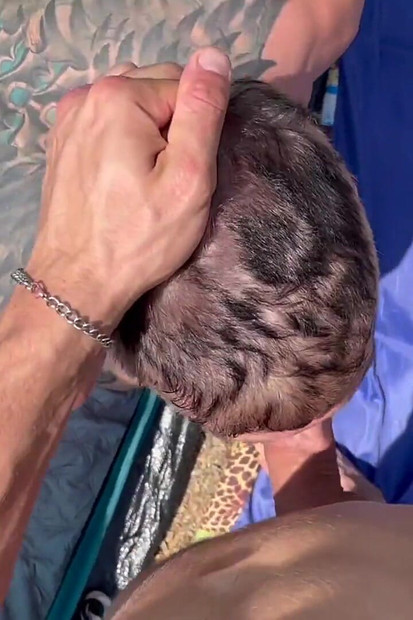 几个热辣的男人在海滩上狂野做爱, 导致度假者对他们的反应激烈