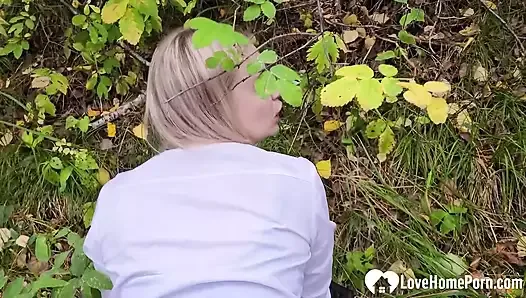 性感的女学生在树林里被干