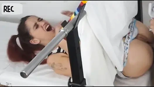 Gadis ini pertama kali di dokter kandungan.