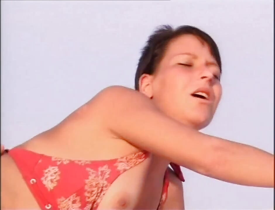 Grande loira peituda adora pau grande na bunda