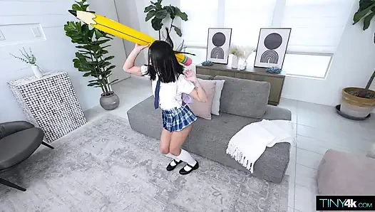 Oda arkadaşı Liora Vane'i büyük yarağıyla teselli ediyor