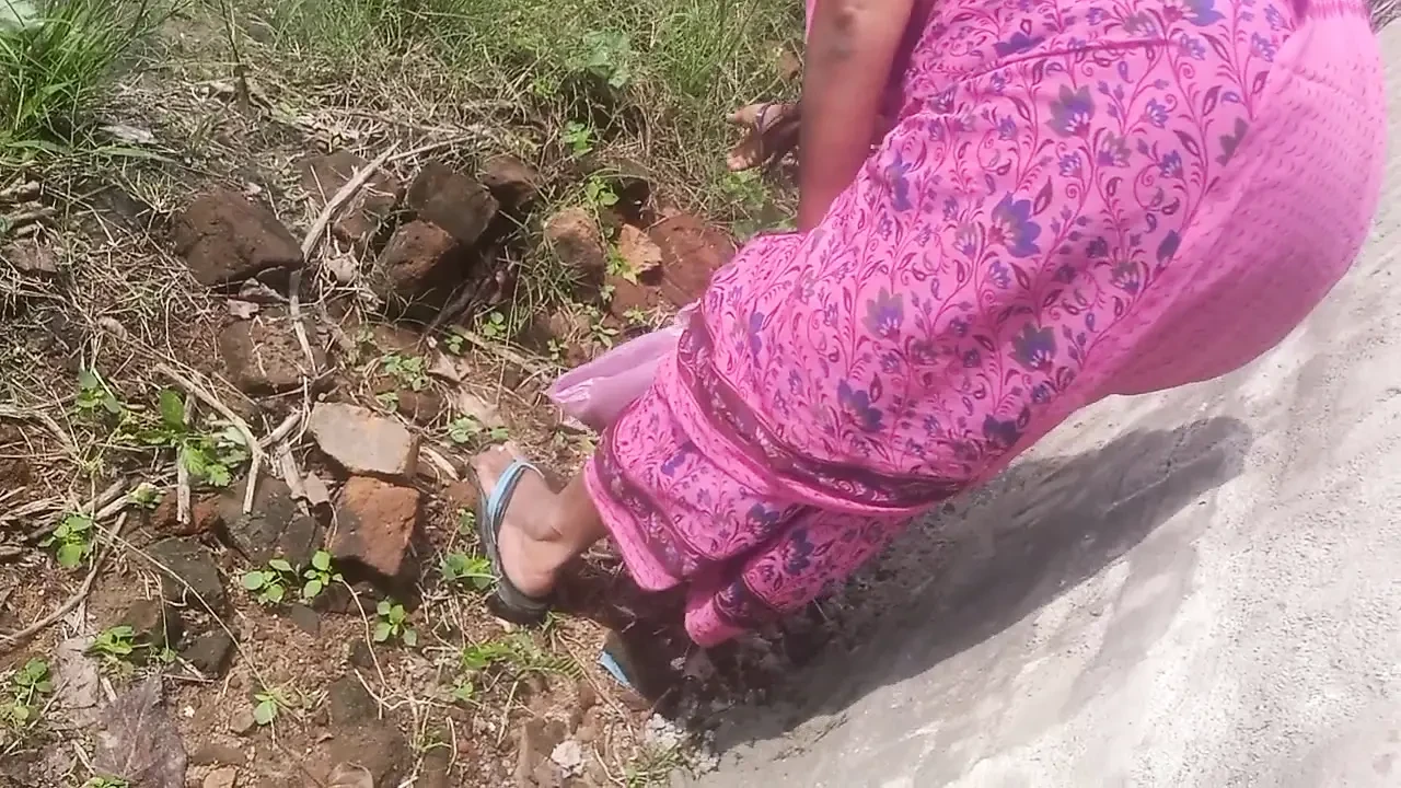Big boobs Priyanka Tamil aunty cleaning the garden