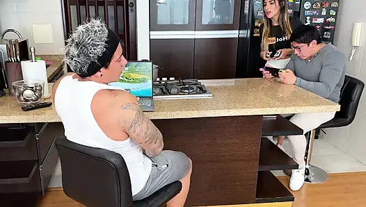 Entot istriku! Cewek itu lebih suka nyepong kontol abang iparnya daripada main video game sama pacarnya!