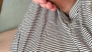 Une bite non circoncise en culotte jouit avec du sperme épais
