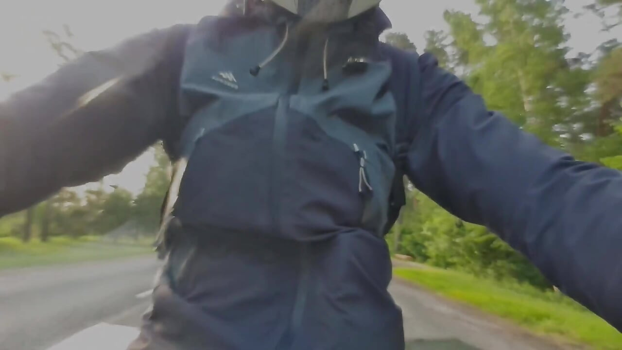 Nacktes Moto reiten in der Öffentlichkeit