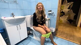 Milf zat in het toilet en bukte zich voor anale seks
