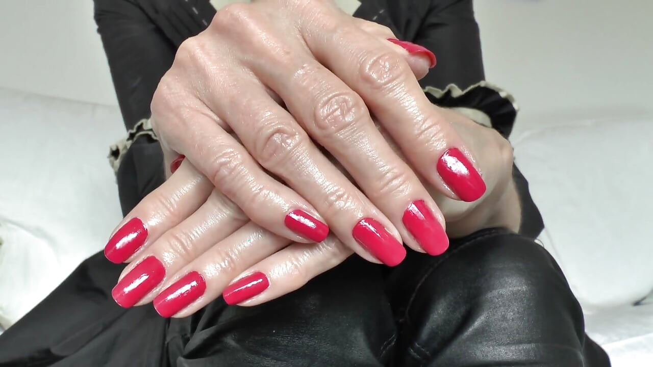 Red Fingernail Day, Lady Victoria Valente