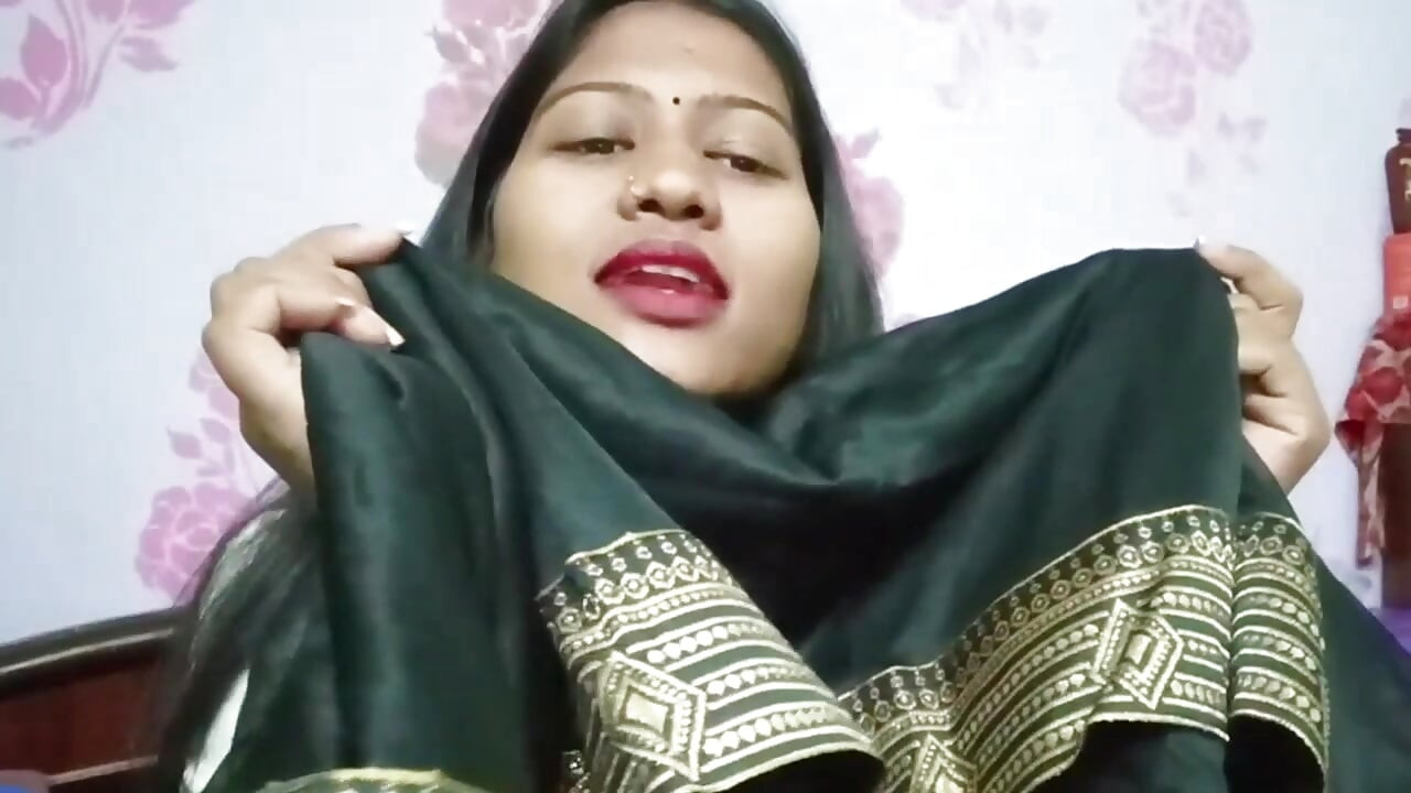 Cumnatul indian desi și-a hrănit cumnata cu o banană, a făcut sex cu ea și i-a lins pizda. Videoclip hindi (Tina Nandey)