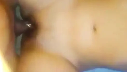 Gadis terangsang dengan patuh menikmati disetubuhi oleh kontol besar.