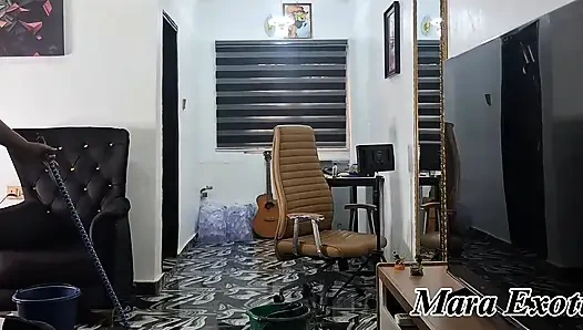 Fetter arsch, ebenholz-MILF putzt nackt