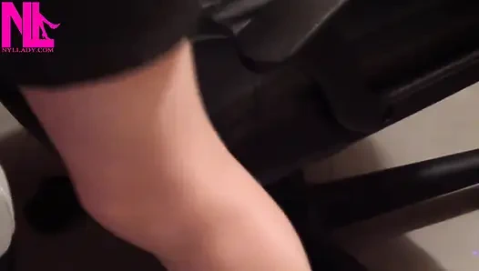 Nyllady надевает наставница с кастингом на ее шланги ступни