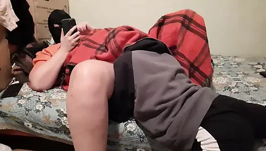 Pacarku yang pemalu merangkak di bawah selimut dan membangunkanku dengan jilat memek