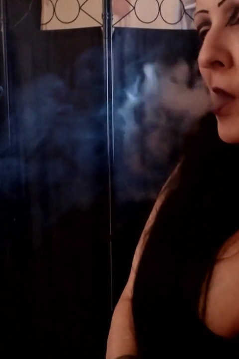 밤에 고스 소녀 연기 휴식