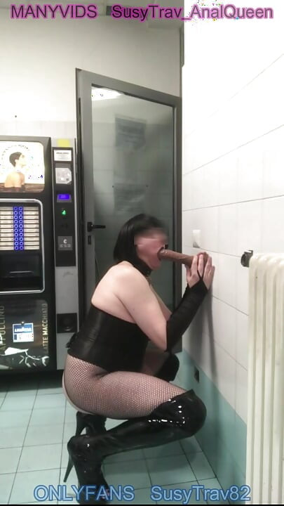 riskante truckstop-toilette, großer schwarzer dildo anal gefickt