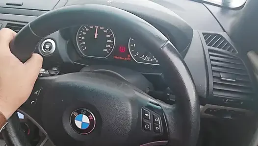 Симпатичная блондинка трахает свою киску дилдо, пока ее водителю в Uber приходится наблюдать