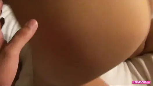 Sevimli sarışın genç kız oyuncu seçmelerinde oğlunun sikini hissediyor
