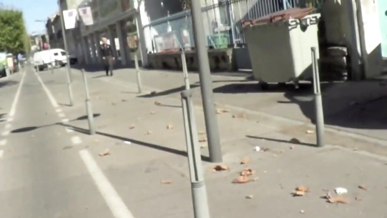 栄光の穴で海峡に浮かぶクマ