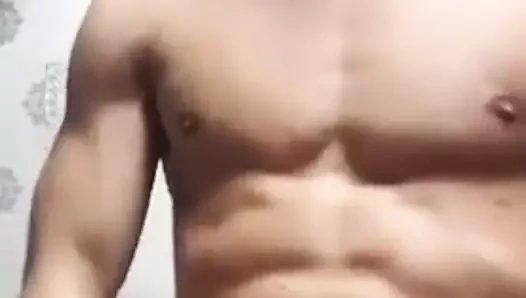 Travaei malakia kai xinei thn kormara tou