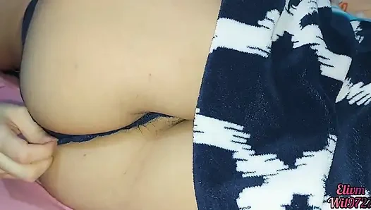 Üvey kız kardeşimin iç çamaşırlı amına bakıyorum