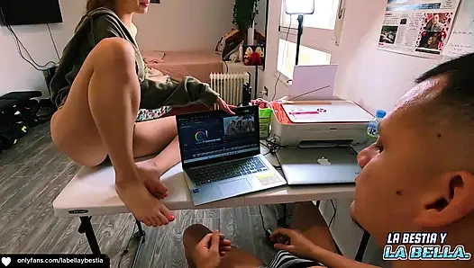 Erkek arkadaşımla iş yerinde masada sert seks yapıyor göt deliğimi parçalıyor ve üzerime boşalıyor