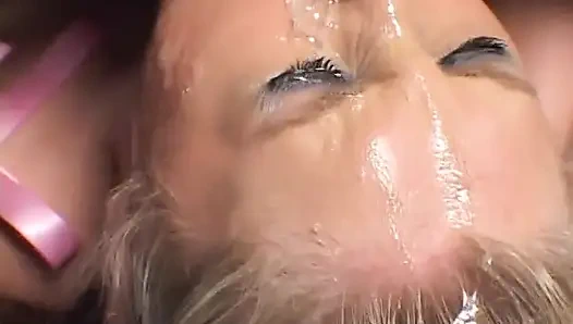 Возбужденный чувак наслаждается хорошим минетом в помещении