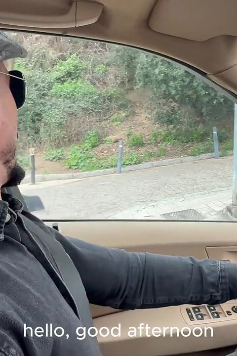 O motorista é convidado para um trio de um casal apaixonado