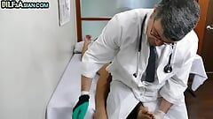 Médico gay maduro cosquillas y folla flaco asiático twink