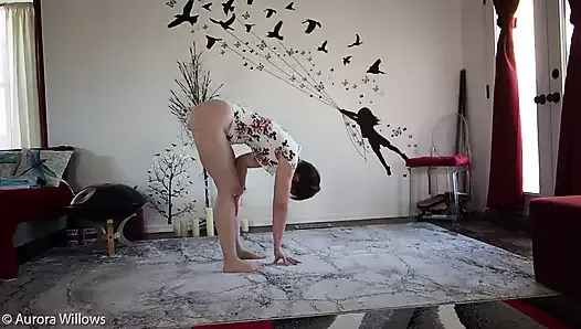 Aurora Willows fait du yoga dans un body