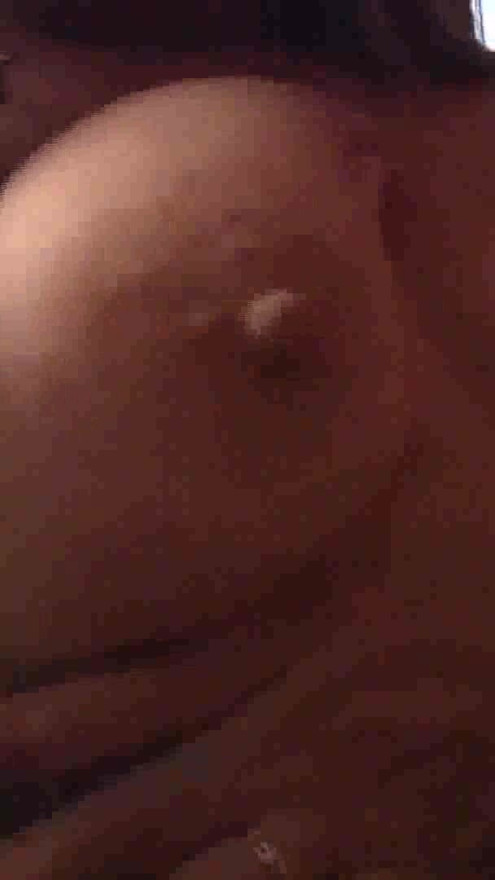 Grosstittige MILF Sonya zieht Jeans aus und zeigt ihre Titten in einem Self-Shot-Video | Clip 1
