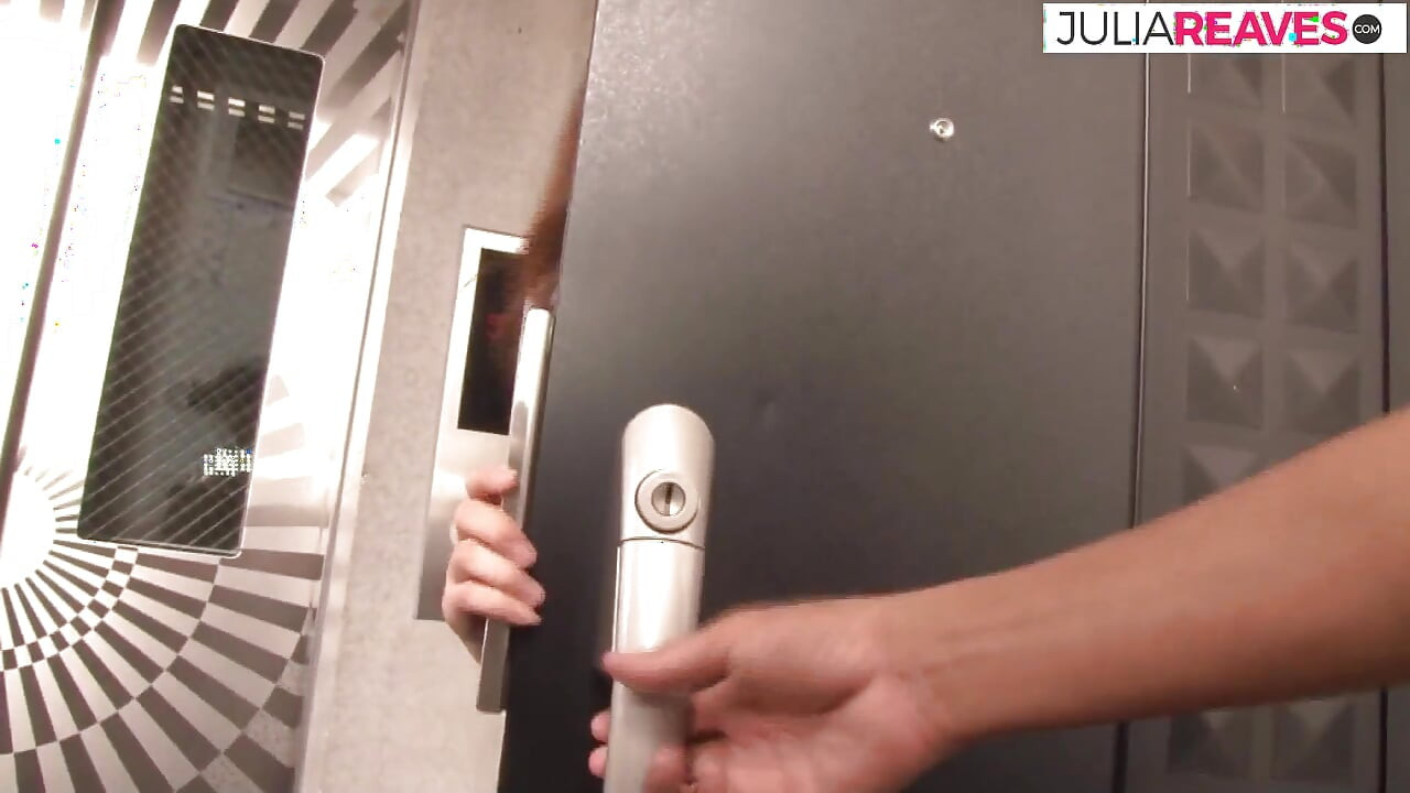 O fată sexy geme în timp ce este futută adânc de o pulă uriașă