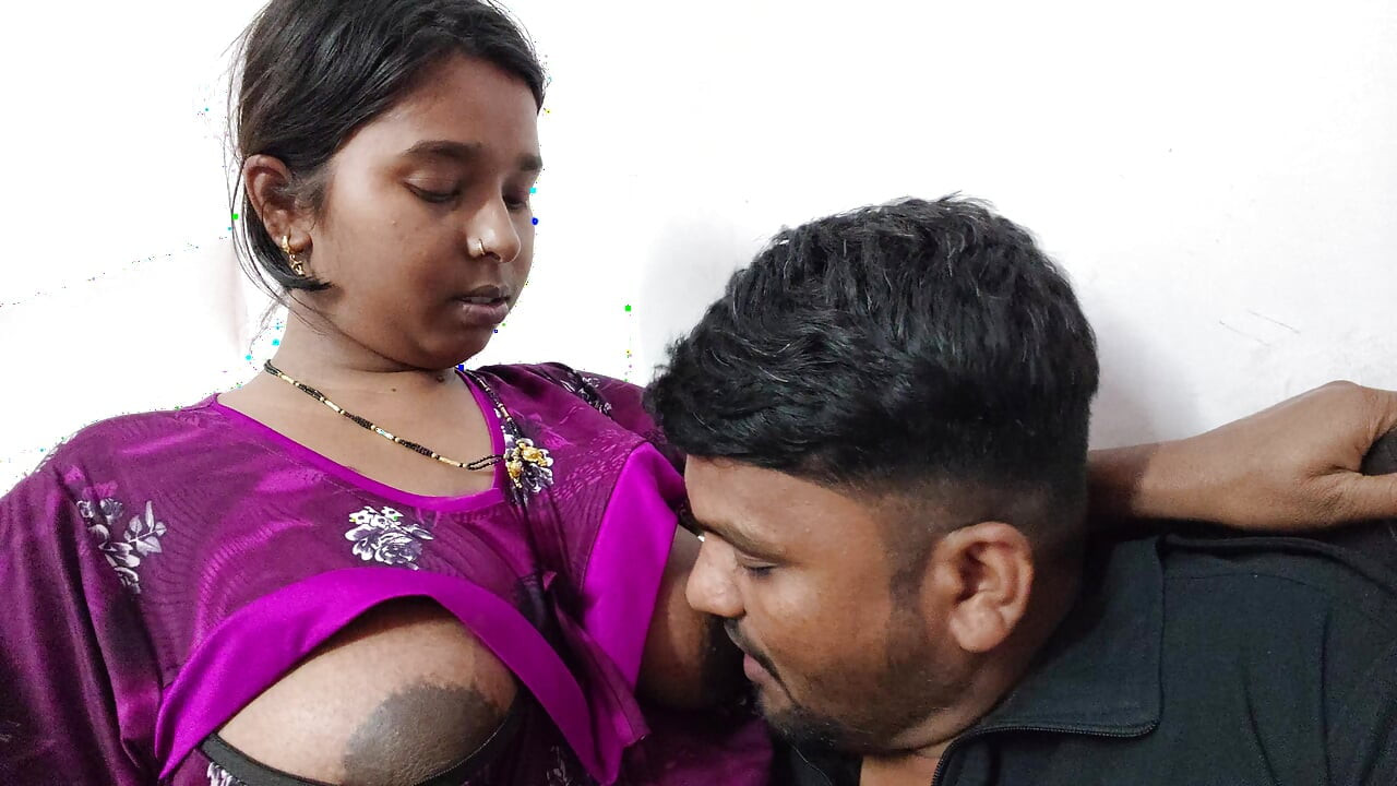 Devar apni bhabhi ki big boobs pahli bar aapne jibh se chat raha he - daver suking bhabhi boobs.