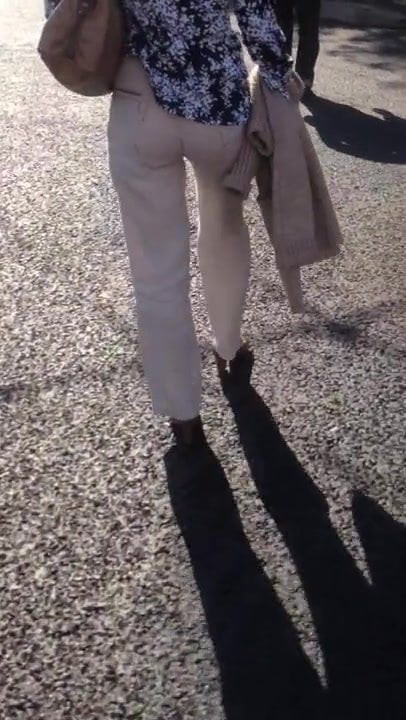 Ass wagging