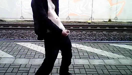 Denis Rose tren istasyonunda mastürbasyon yapıyor