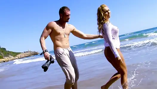 Cewek seksi rambut pirang dientot di pantai