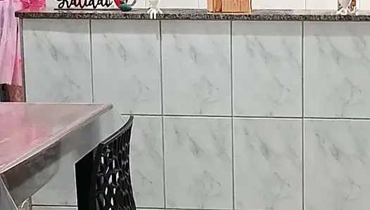 Stieftochter kommt am frühen Morgen vom Karneval nach hause und gibt einen blowjob.