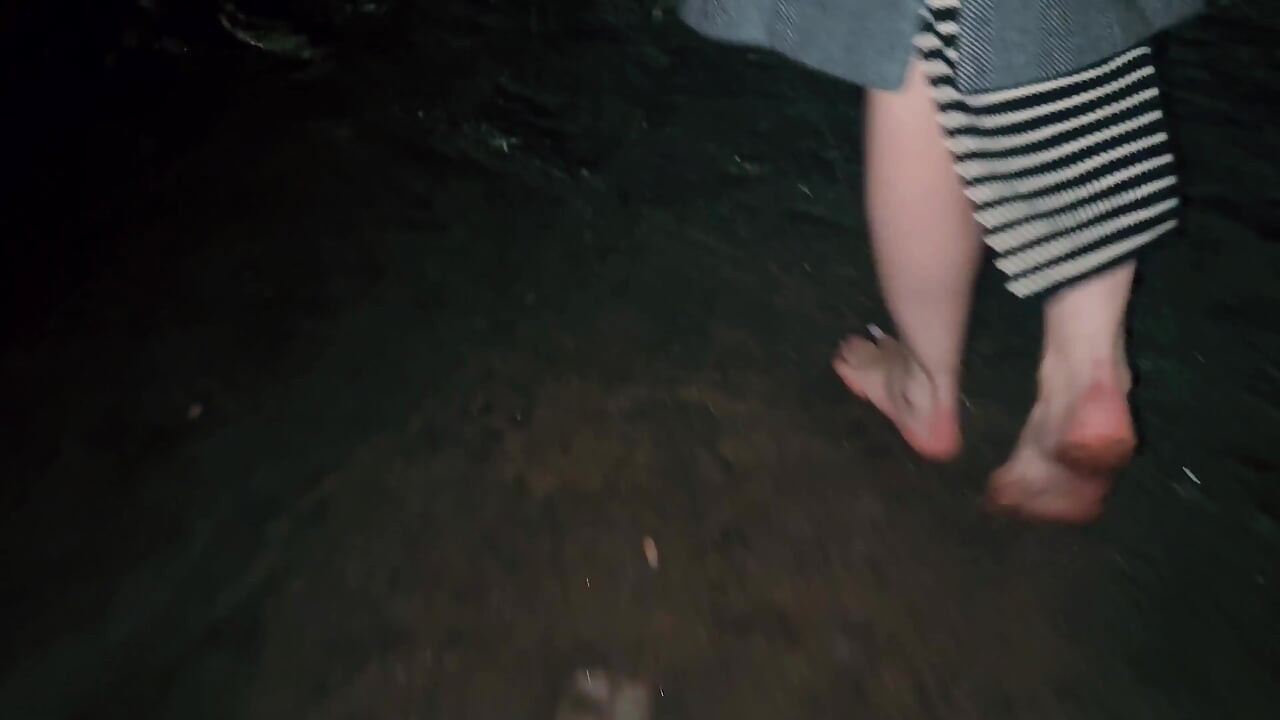 Barfota i kallt, squishy lera (leriga fötter)