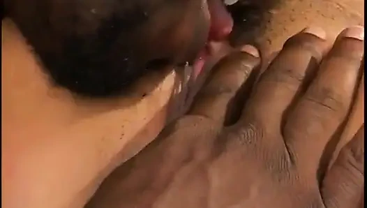 Kontol cowok kulit hitam ini disepong sama cewek jalang kulit hitam di kamar tidur