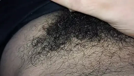 Ateşli oğlan mastürbasyon yapıyor ve büyük yarağı gösteriyor