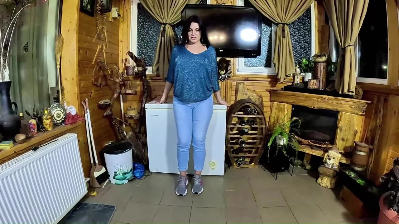 Külotsuz orta yaşlı seksi kadın deve tırnağı twerk. Derin sakso ve döl kaplı kabarık ceket