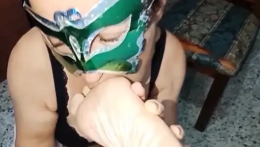 WANITA BAHAGIA MENGISAP KAKI NENEK
