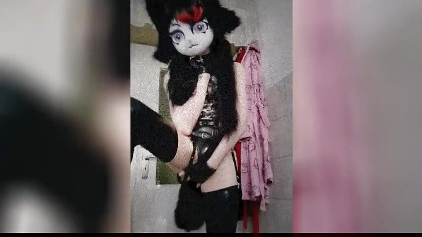 สัตว์ประหลาดอีกตัวในห้องน้ําของฉันกับ Kigurumi Nyra ขนดก