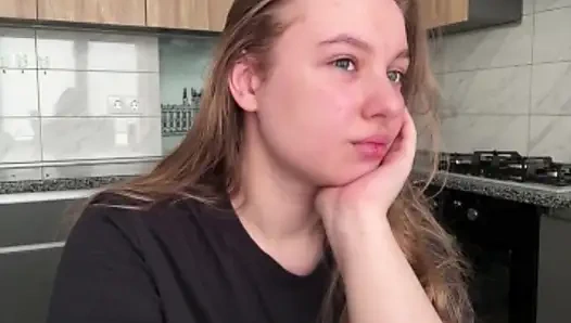 Jucielussie masturbiert morgens in der küche