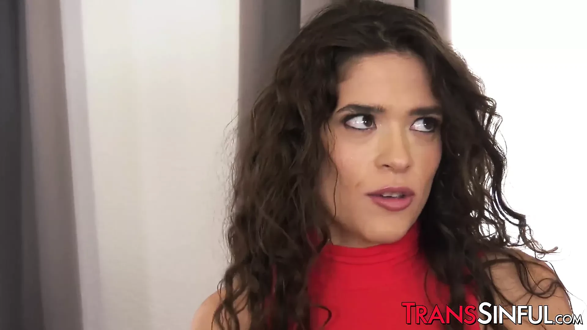 Tranny Victoria Voxxx seduced and banged in chain threesome