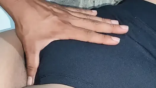 Üvey kız kardeş Hintli tamil porno videosunda spermle dolu sıkı amcığımı açmak istiyor.