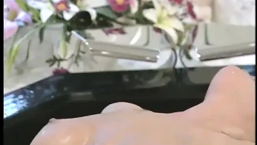 Satu per satu aksi lesbian beruap berlangsung di bak mandi