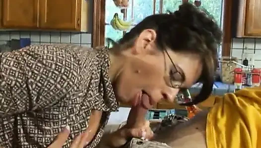 Lustvolle brünette milf mit brille verführt mann von nebenan in ihrer küche