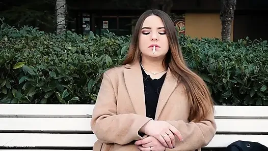 Gadis Rusia Lagi Asik Istirahat Makan Siang Sambil Merokok 3 Cigs Berturut-turut