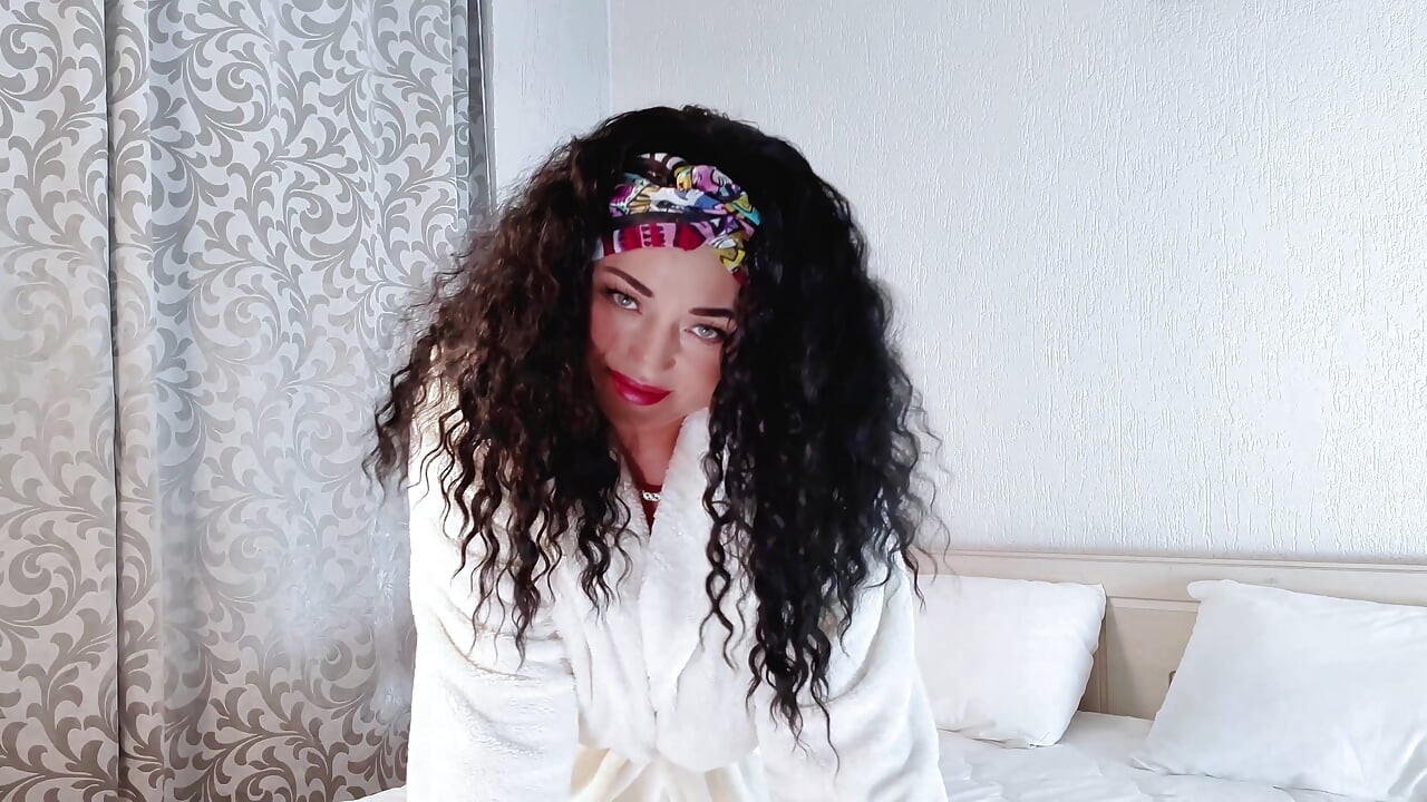 Eine heiße mami zeigt ihren wunderschönen Körper und zeigt, welche riesigen dildos sie beim sex bevorzugt.