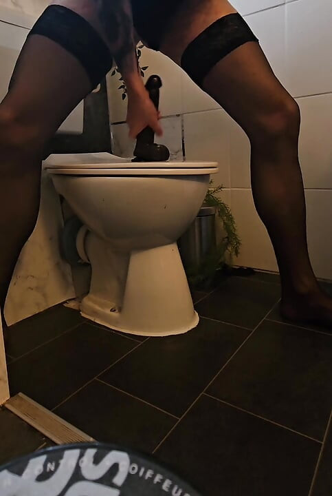 Sissy u čarapama jaše dildo, dio 1
